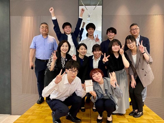 準優勝の兵庫県立大学チーム　本学特任教授でもある北山久恵 日本公認会計士協会近畿会元会長、坂井浩史 日本公認会計士協会兵庫会会長とともに
		  