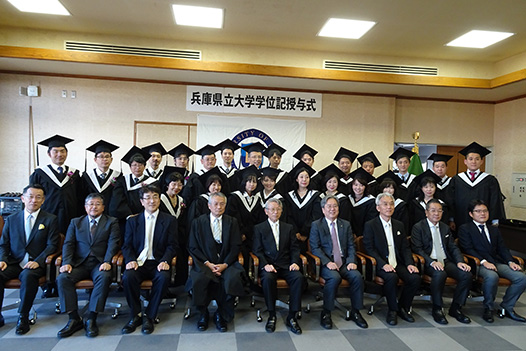 太田学長を招いて第8期修了生と経営研究科教員との修了記念写真