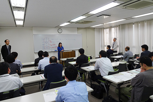 三宮研修センター内でのコース別入試説明会の1コマ