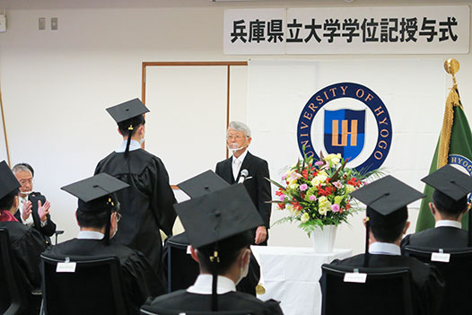 太田学長より修了証書の授与