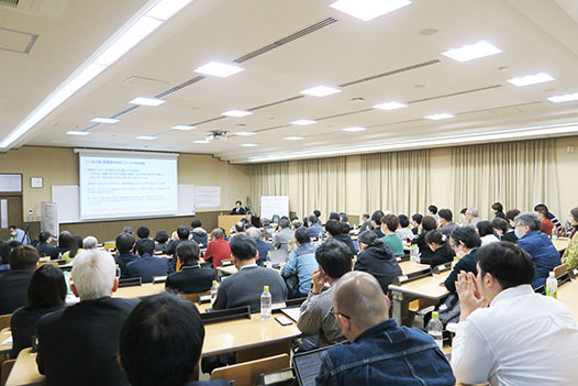 講演する香取教授