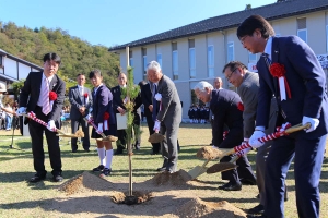 コウノトリの営巣木であるマツを記念植樹