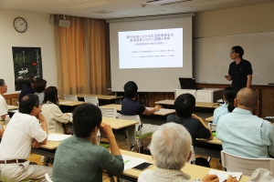 （写真）2016年7月9日，公開研究発表会「えっ！但馬に大学院があったの？」，発表風景