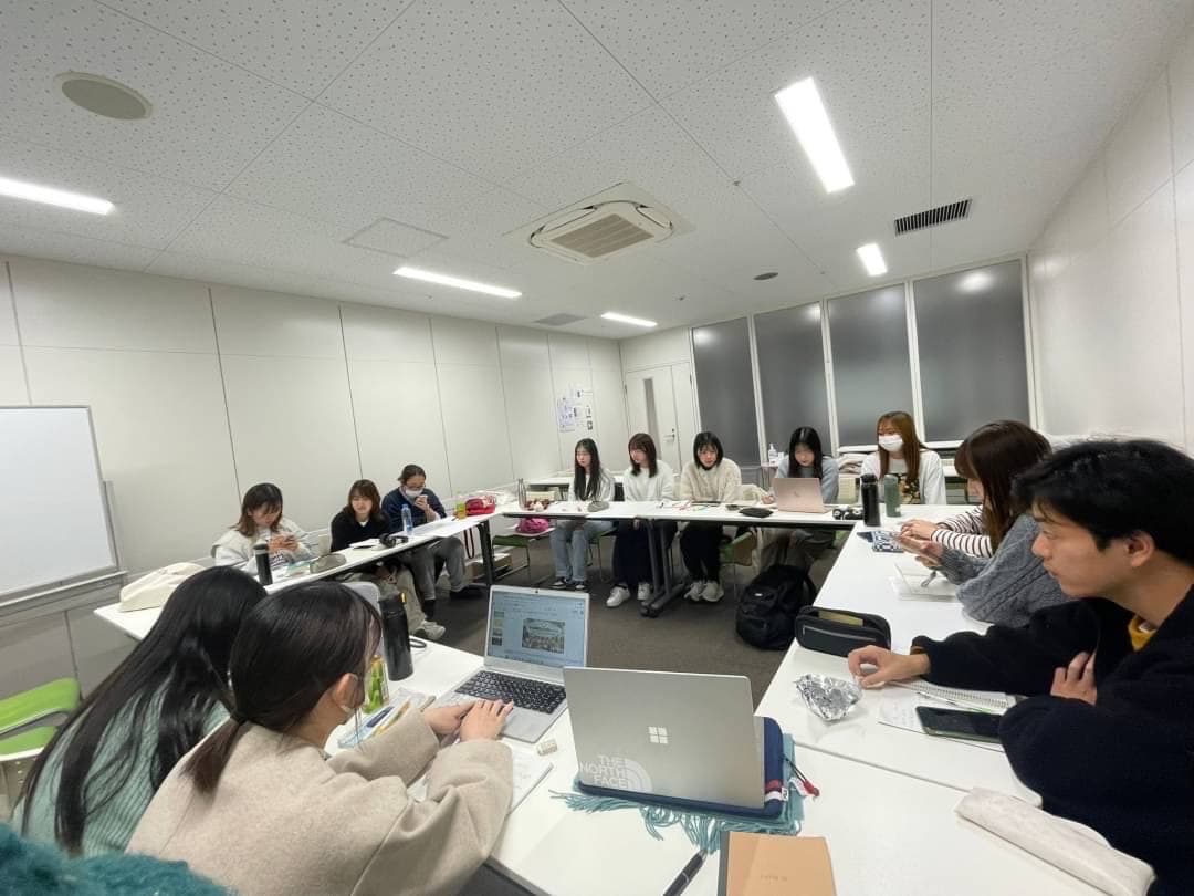 ラオスの校舎建設のための資金を集めるため、生協でお菓子の販売を行いました。