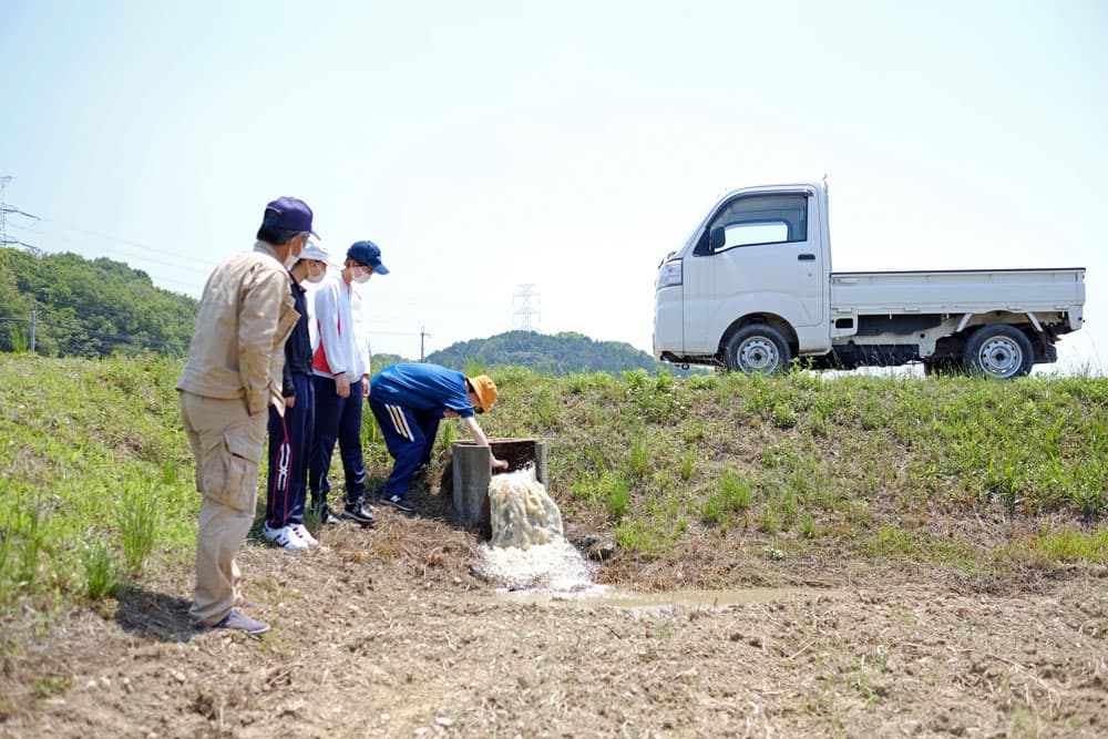 ため池の水を田んぼに入れる体験