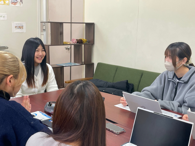 先輩学生へのインタビューの様子。初インタビューで緊張した。