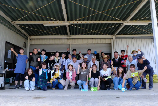 地域と学生の集合写真。みんな良い笑顔。