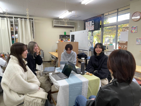 先輩学生へのインタビューの様子。優しくて素敵な先輩でした！