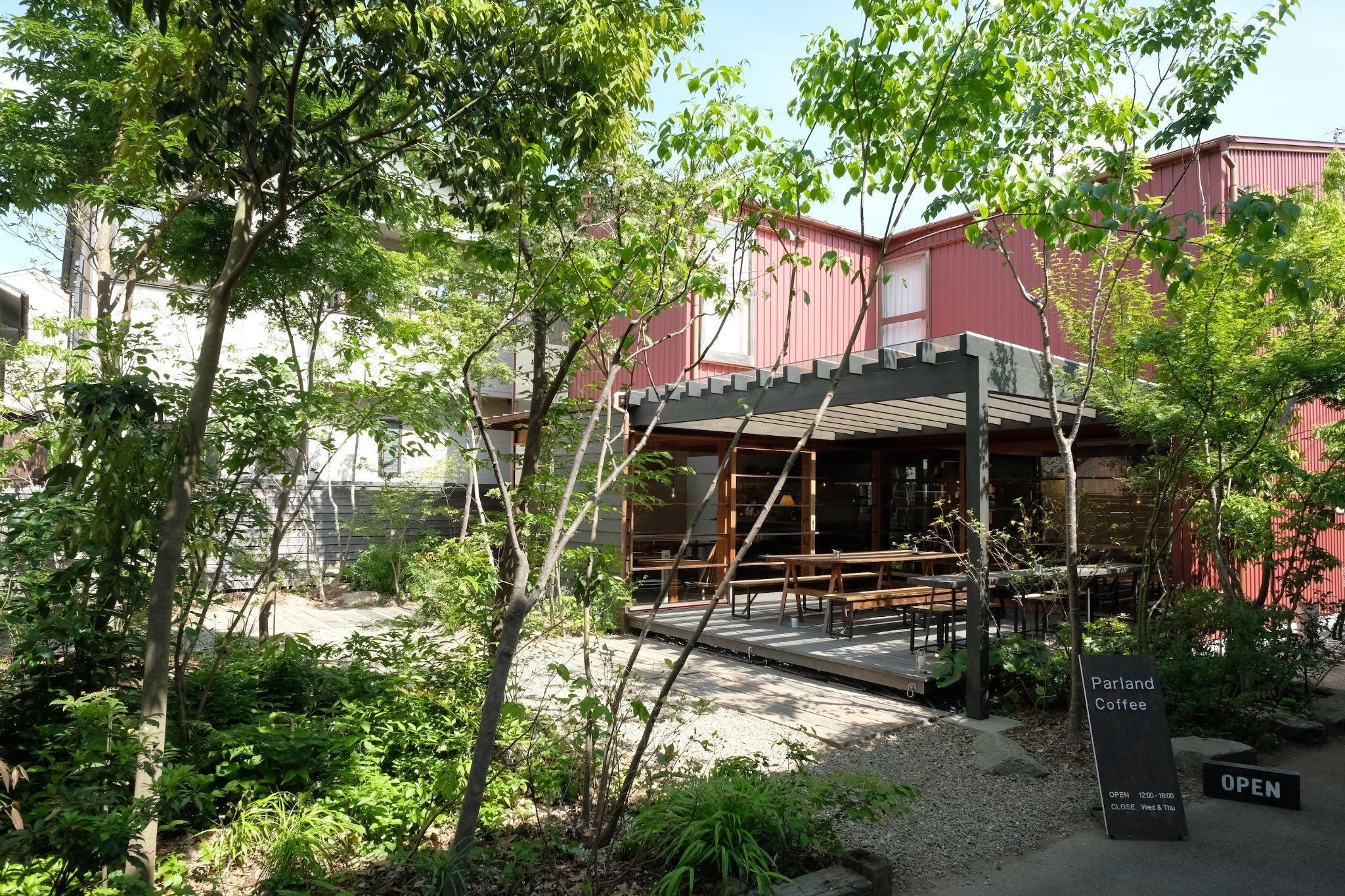 山採りされた木を用いて西山さんが植栽したカフェ。