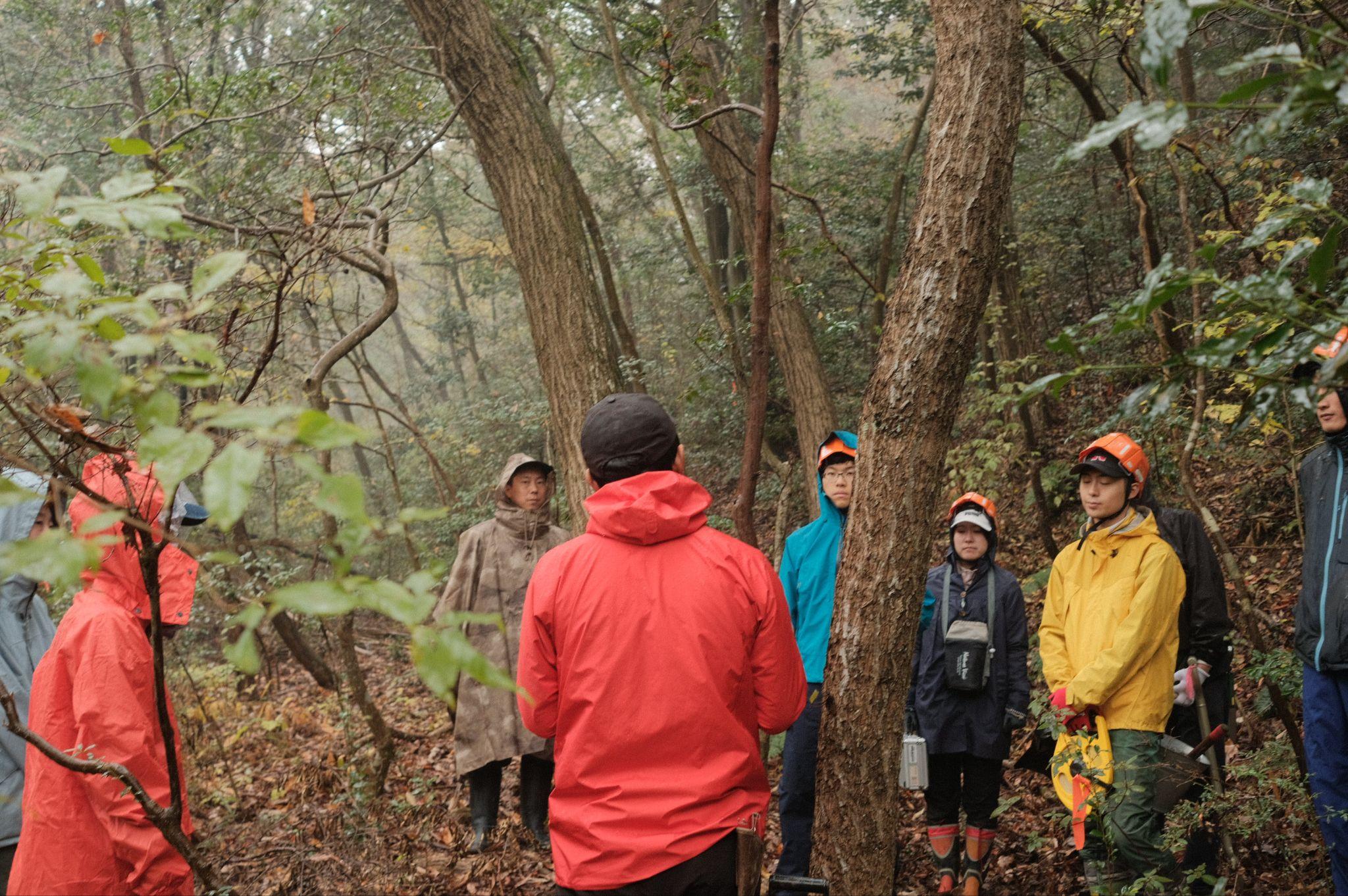 里山を多様な形で活用するため、木材コーディネーターや家具職人、研究者、大学生らと里山に入り、調査や打ち合わせを行っている様子。