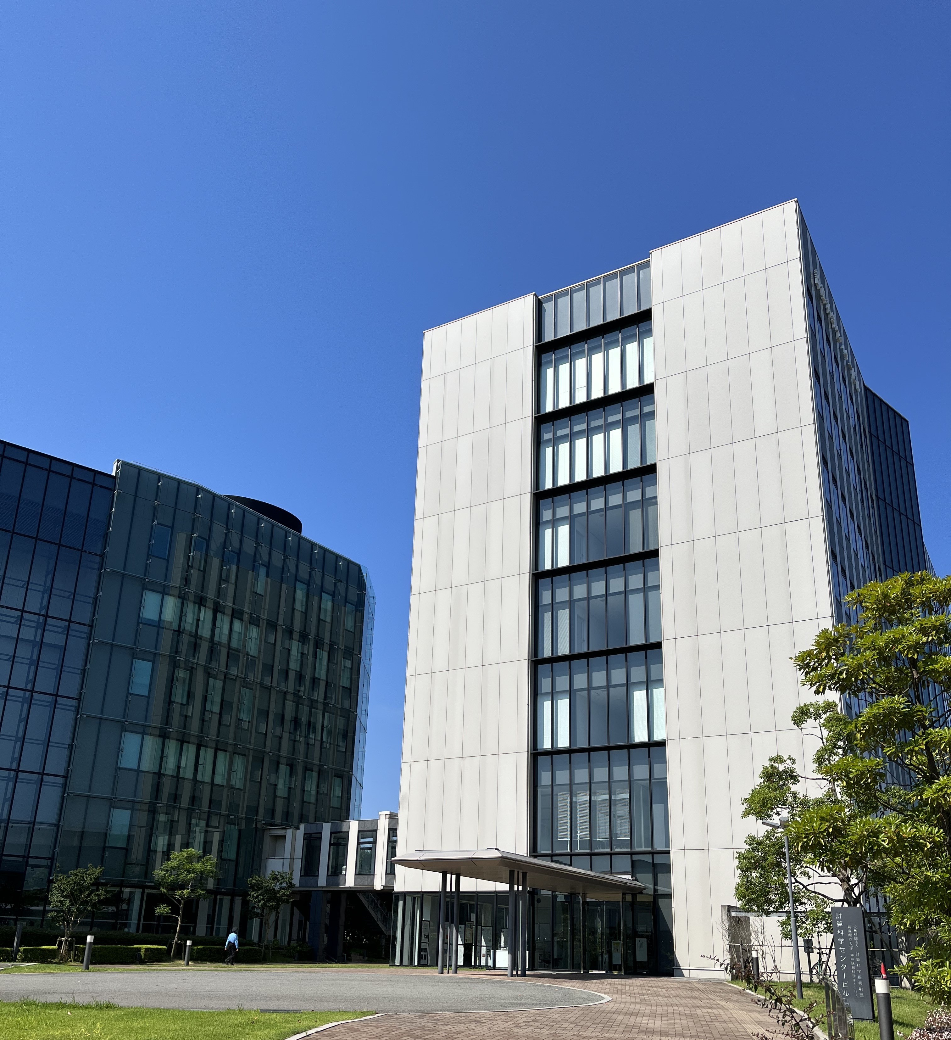 ポートアイランドの神戸情報科学研究棟