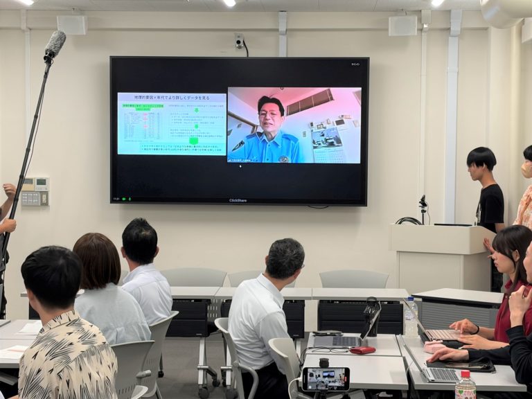 オンラインで挨拶される大阪府旭警察署の河盛誠造署長