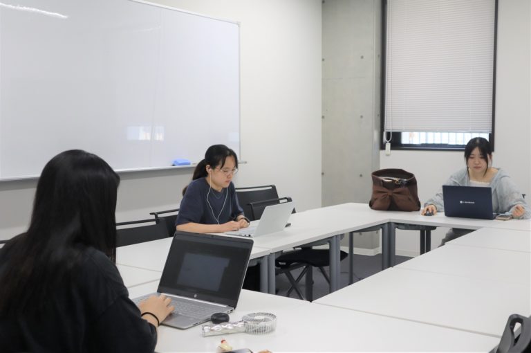 本学神戸商科キャンパスでオンライン参加・発表する学生たちの様子