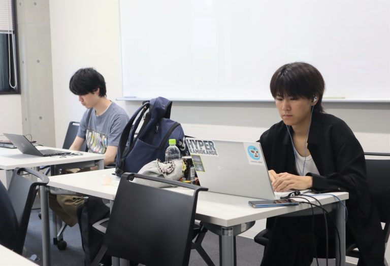本学神戸商科キャンパスでオンライン参加・発表する学生たちの様子