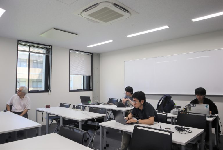 本学神戸商科キャンパスでオンライン参加・発表する学生たちの様子