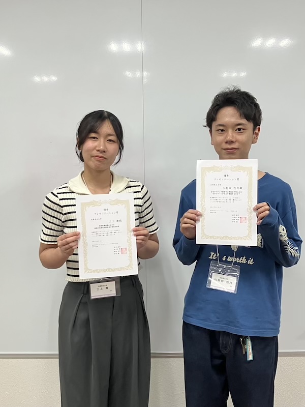 優秀プレゼンテーション賞の三上舞さん（左）と弓削田悠月さん（右）