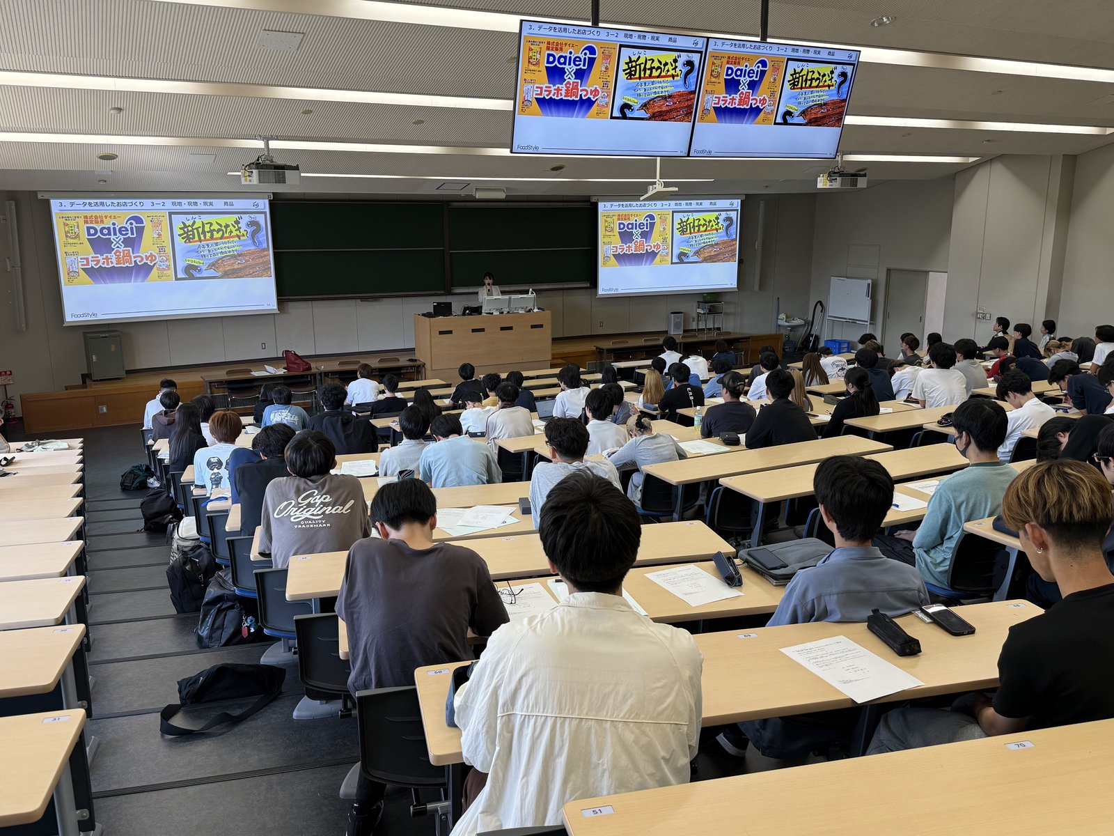 講義を聞いている様子（4）