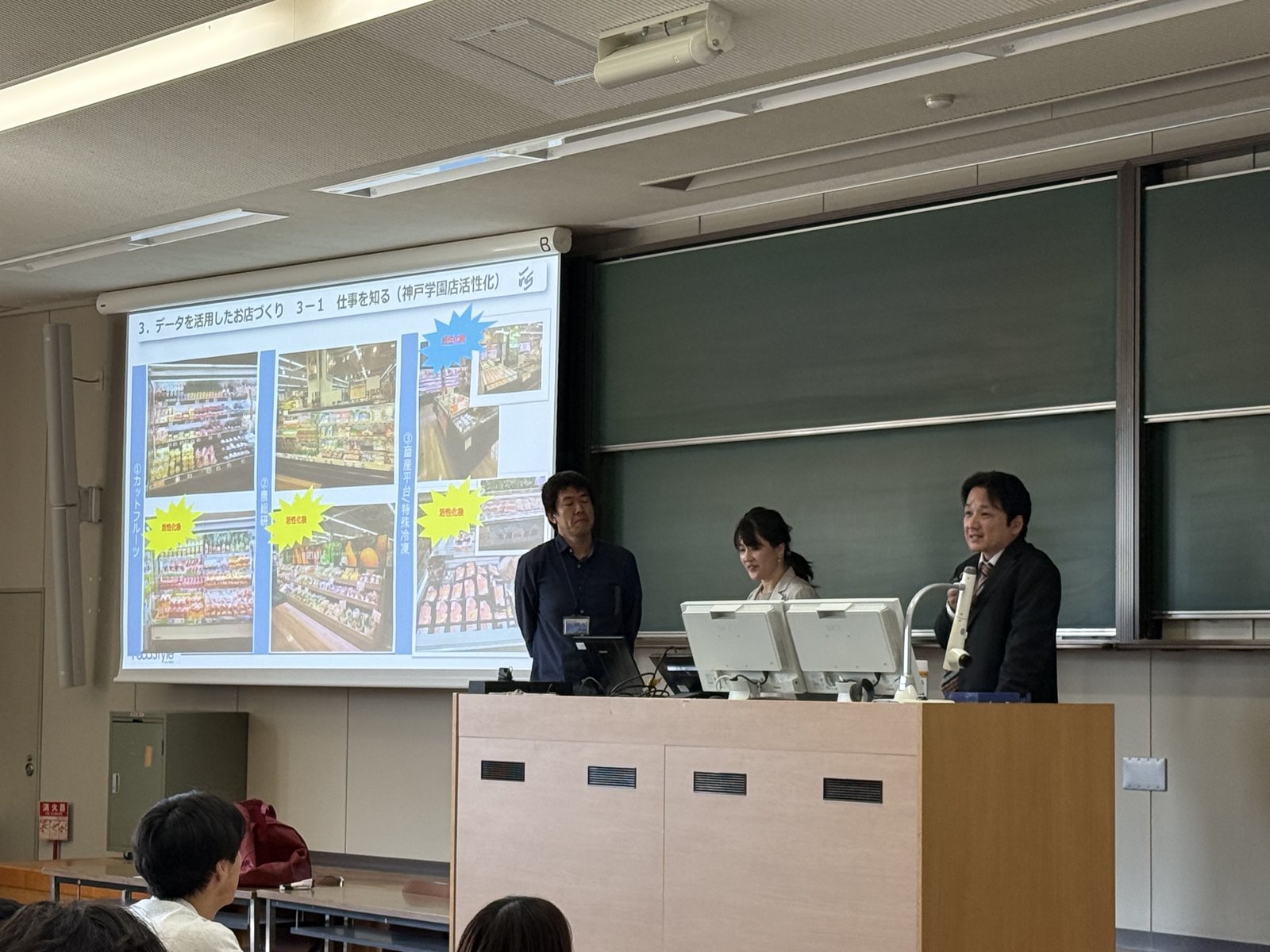 学生の質問に答えてくださる田中様