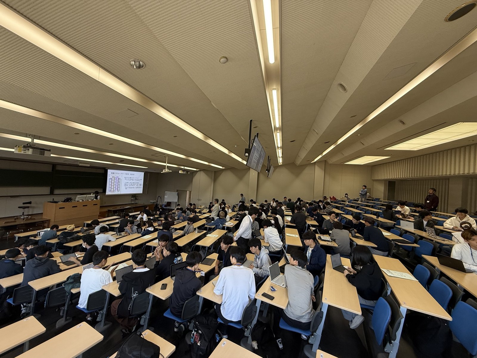 同じ課題を担当した学生どうしで確認する様子