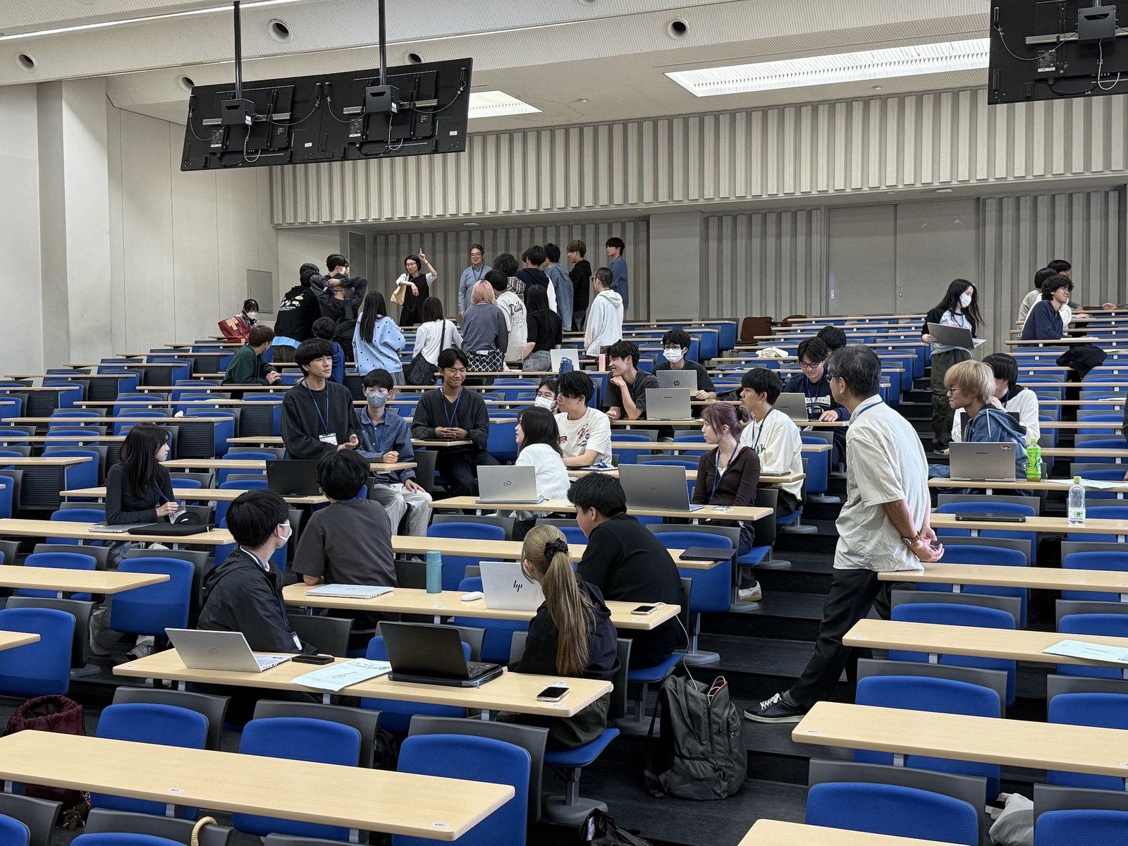 教員からフィードバックをもらう様子